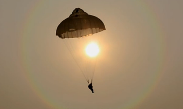 空降兵某部数千新兵迎来首次升空跳伞