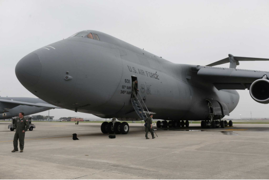同样是大型军用运输机,环球霸王C-17强在哪里?